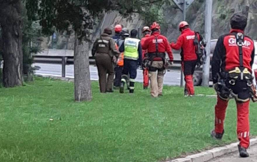 CBV1851's tweet photo. Esta tarde la @Decima_CBV y un equipo Grimp trabajaron en avenida Santos Ossa, altura parque Quintil de #Valparaíso donde un hombre cayó alrededor de 20 metros. Fue rescatado y entregado a personal Samu. https://t.co/LQ9dsL722e