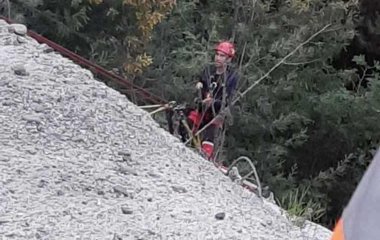 CBV1851's tweet photo. Esta tarde la @Decima_CBV y un equipo Grimp trabajaron en avenida Santos Ossa, altura parque Quintil de #Valparaíso donde un hombre cayó alrededor de 20 metros. Fue rescatado y entregado a personal Samu. https://t.co/LQ9dsL722e