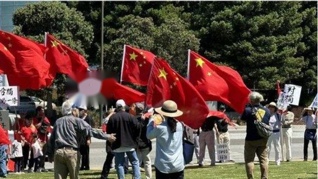 globaltimesnews's tweet photo. "There is only one China in the world," and "oppose Taiwan independence" and "Taiwan independence is a dead end”... Hundreds of overseas Chinese held up slogans and protested against the US "stopover" visit of Lai Ching-te, a candidate for the separatist DPP for the 2024 Taiwan regional leader's election outside the Hyatt Hotel near San Francisco Airport on Wednesday. Protesters were also seen during his stay in New York on Wednesday, Taiwan media reported.