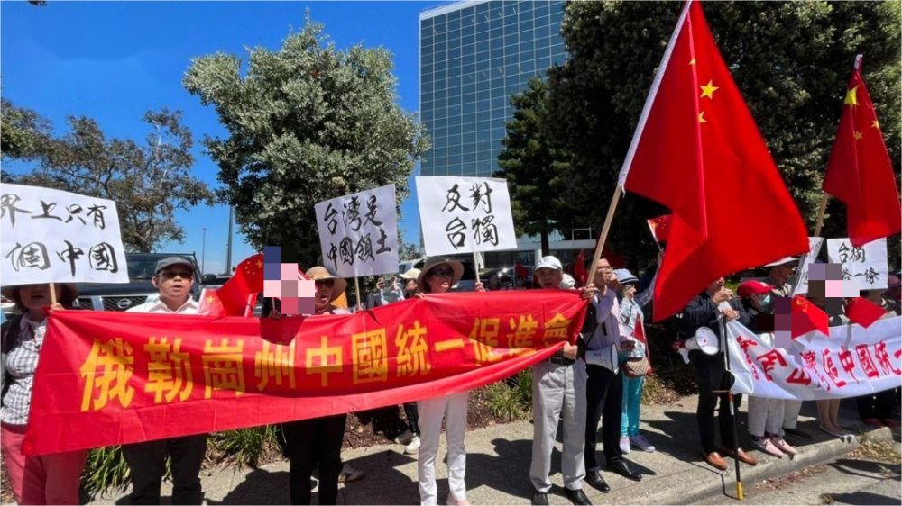 globaltimesnews's tweet photo. "There is only one China in the world," and "oppose Taiwan independence" and "Taiwan independence is a dead end”... Hundreds of overseas Chinese held up slogans and protested against the US "stopover" visit of Lai Ching-te, a candidate for the separatist DPP for the 2024 Taiwan regional leader's election outside the Hyatt Hotel near San Francisco Airport on Wednesday. Protesters were also seen during his stay in New York on Wednesday, Taiwan media reported.