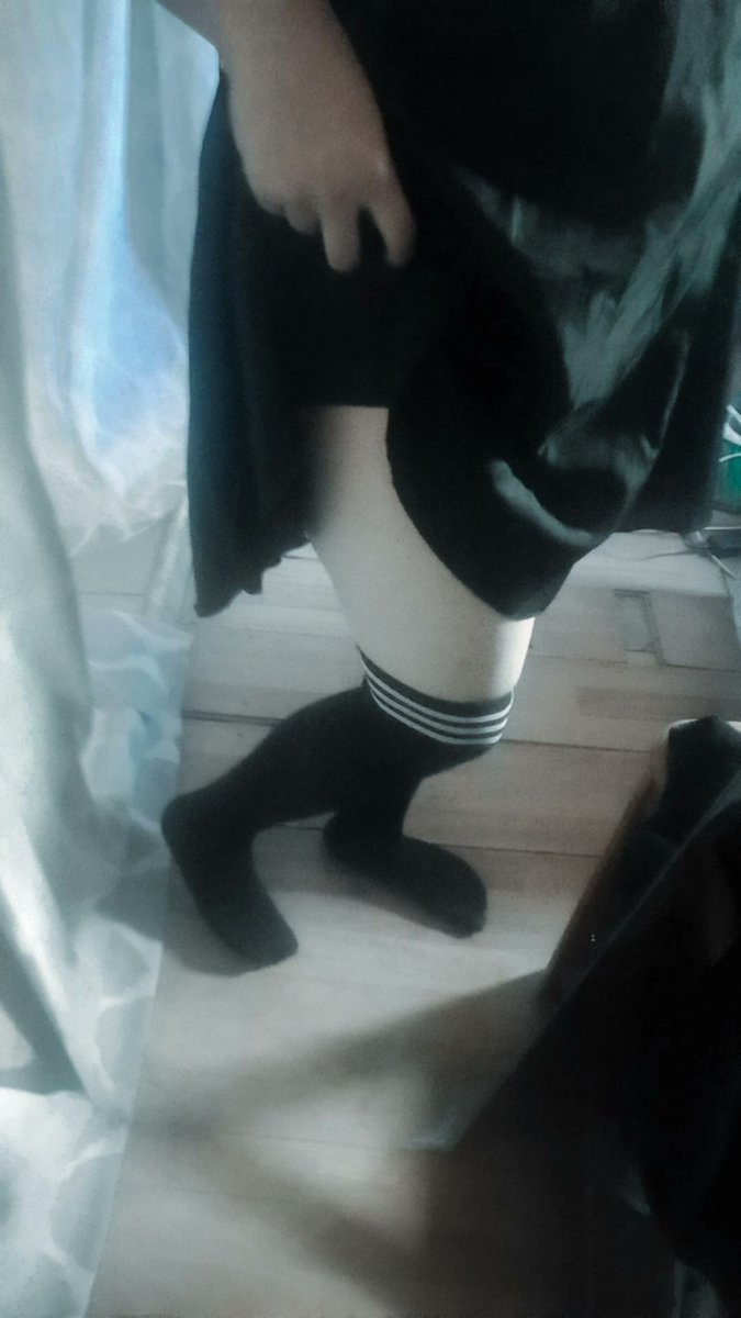 Astrid7w7's tweet photo. Holiiis, volví después de no se cuanto tiempo, fotos un poco xd

#femboy #medias #falda #muslos https://t.co/uzHZlDaSmB