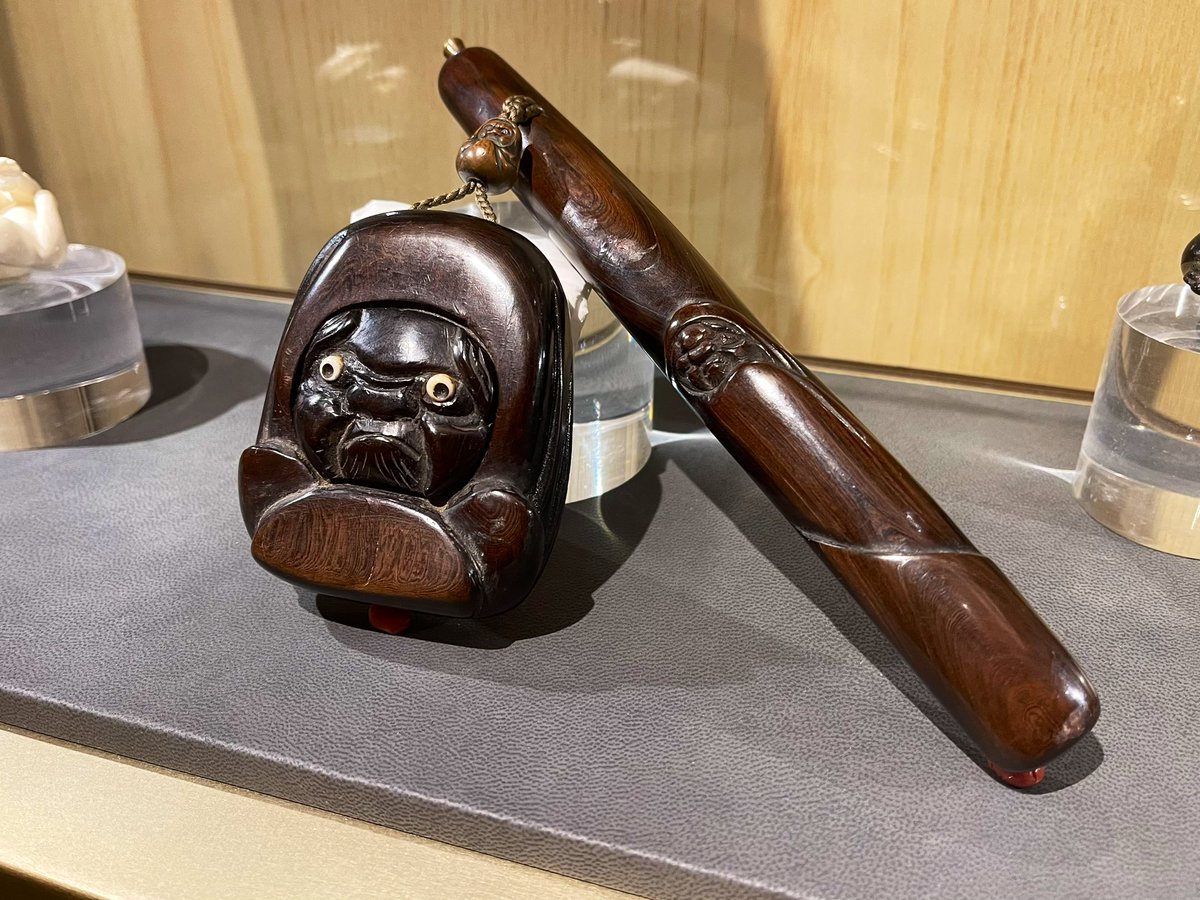 GTB_sword's tweet photo. “達磨尽くし時代とんこつ煙草入一式”
幕末明治期
高級な唐木である紫檀で製作された作品で重量感があります。お顔の部分を開けると中にタバコの刻みを入れられるようになっています。裏側は禅僧の象徴ともいえる払子(ほっす)と呼ばれる仏具がデザインされています。緒締は素銅です。
#紫檀 #払子 https://t.co/m2jmPxqT5S