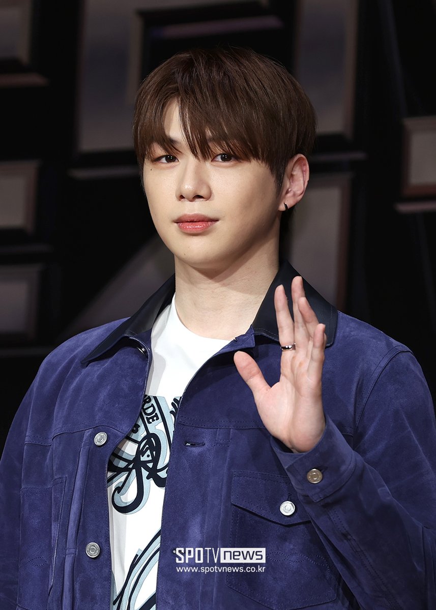 KPOPFAVE_'s tweet photo. [230817] @konnect_danielk, the best emcee in the world. 💙 Who agrees with us? Raise your hand! 🙋‍♀🙋 #KANGDANIEL #강다니엘 #StreetWomanFighter2 #SWF2 #스트릿우먼파이터2 https://t.co/d3wyy851mS