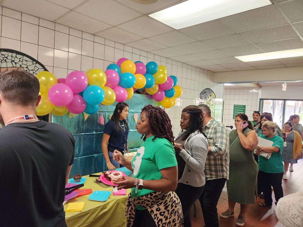 MrGuzmanHISD's tweet photo. Thank you to our awesome PTO parents for hosting The Dessert ๐จ ๐ฅง Party ๐ฅณ ๐ for our Edison Rangers!!! Great things are happening at Edison!!
#HisdConvocation #HisdStrong
#EmraldGreenCentral
@edison_school @HISDCentral
@SNGonzalez7 @maiyamoore26 @NirmolLim https://t.co/YYemc7wCcE