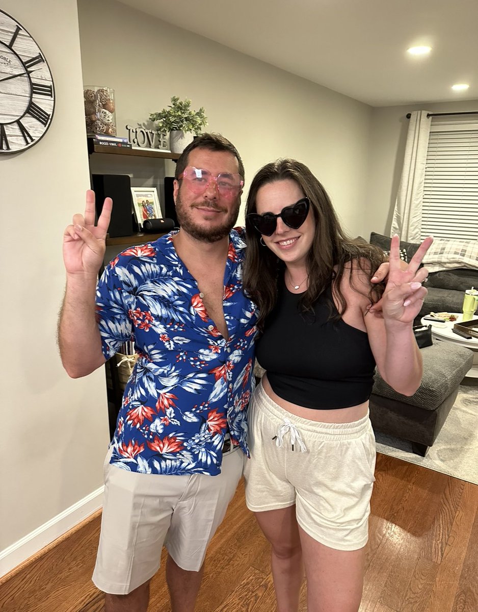 mom_loons's tweet photo. LeTs gEt yoUoU mARRied!!!!!!!!!!! @NorthendsF @NORTHENDCAP1 #onemonth #tilthebigday #mybffs https://t.co/xHoMdGJKqh