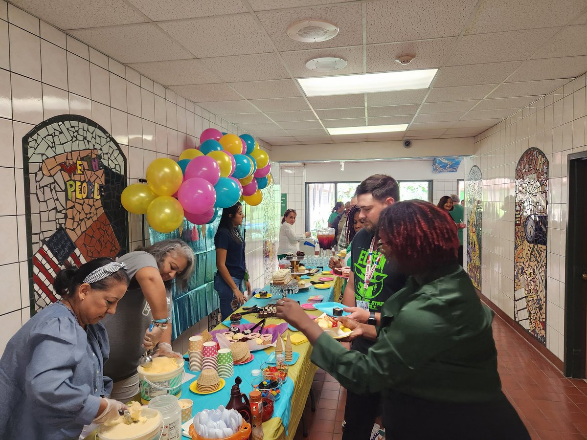 MrGuzmanHISD's tweet photo. Thank you to our awesome PTO parents for hosting The Dessert ๐จ ๐ฅง Party ๐ฅณ ๐ for our Edison Rangers!!! Great things are happening at Edison!!
#HisdConvocation #HisdStrong
#EmraldGreenCentral
@edison_school @HISDCentral
@SNGonzalez7 @maiyamoore26 @NirmolLim https://t.co/YYemc7wCcE