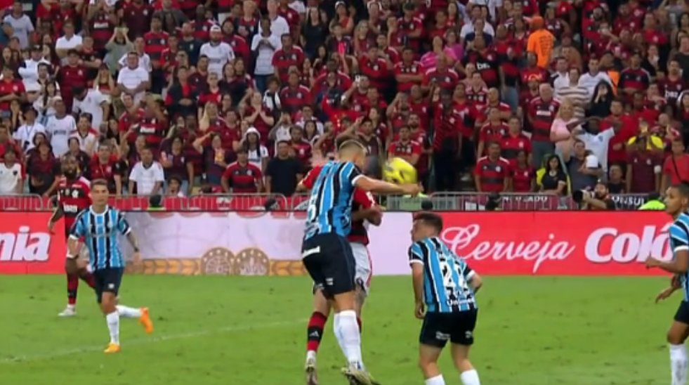humoresportivo's tweet photo. E ESSE PÊNALTI MARCADO PARA O FLAMENGO?

Só eu que achei MUITO absurdo? Movimento natural, não tinha a menor chance do cara tirar o braço a tempo. https://t.co/l6qd2u0o9Y