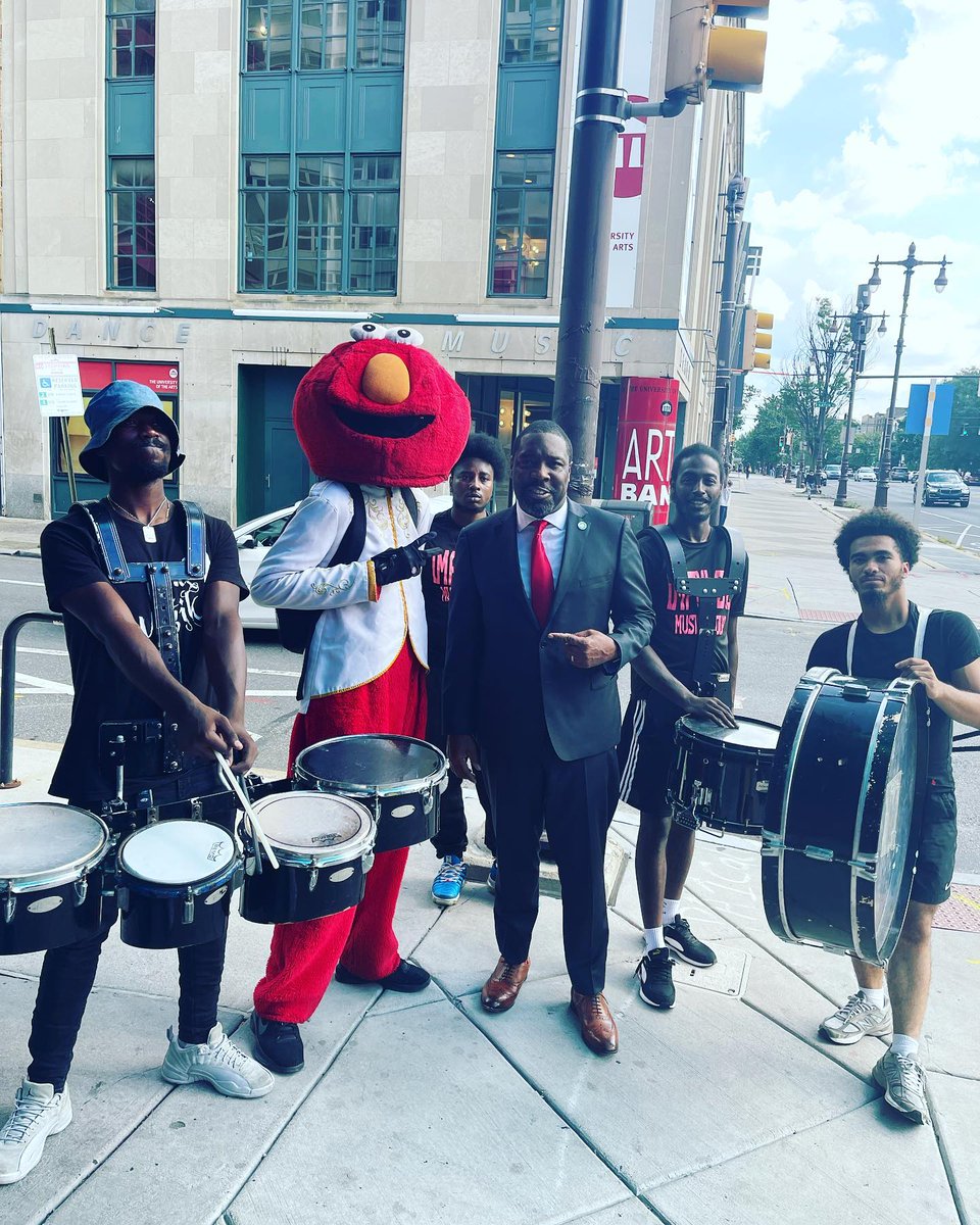 CouncilmemberKJ's tweet photo. I ran into #PhillyElmo today. I like these young guys. They are always trying to make a honest living while showing love in the community. You can find them on Instagram at https://t.co/7fv2ZE3lAN https://t.co/AkTOJe71Pp