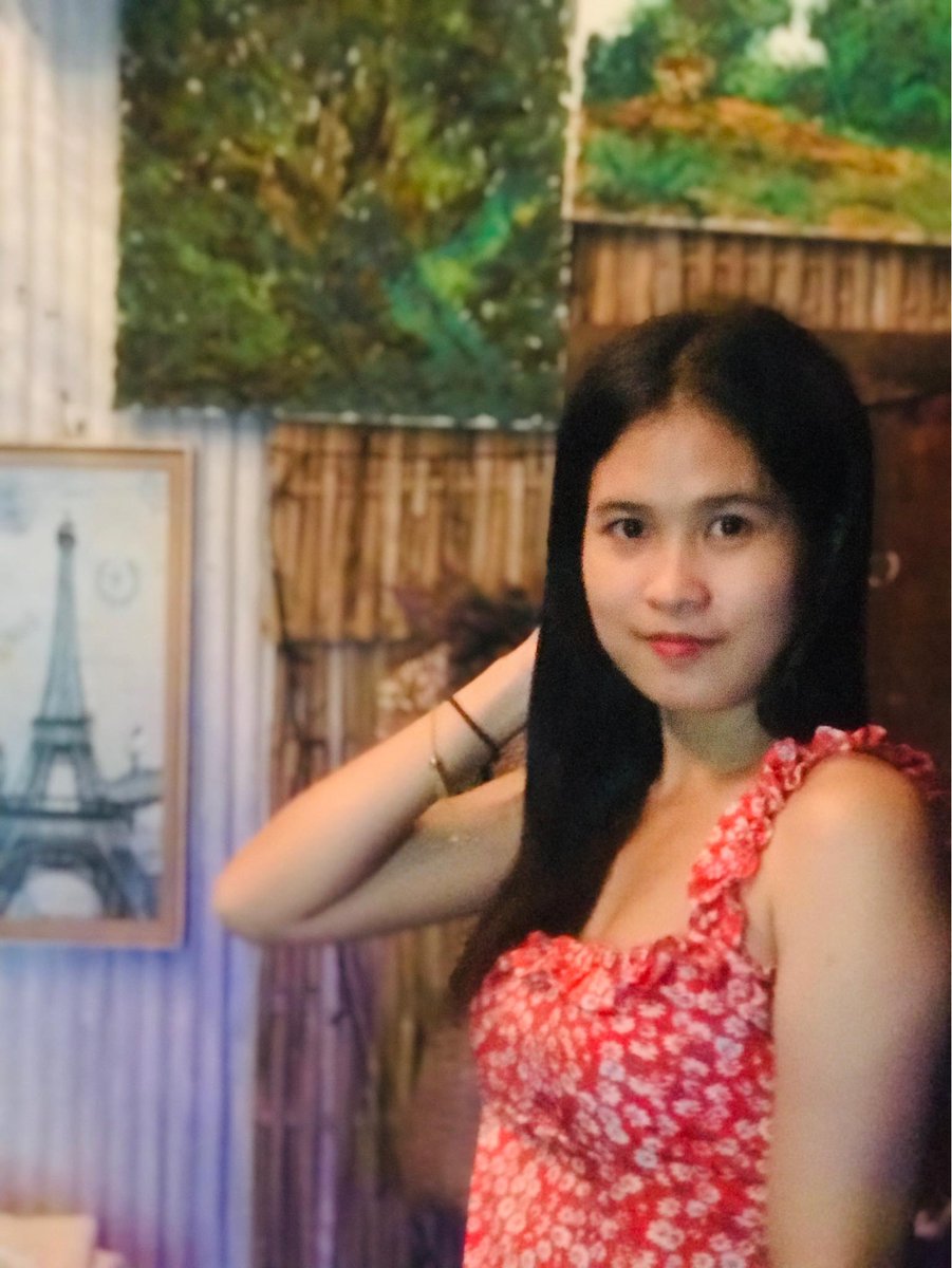 Viewdizzza's tweet image. อ้วนแล้ว เราต้องใส่เดรสอำพรางหุ่น😔😂 #คบทอม #LGBTQさんと繋がりたい