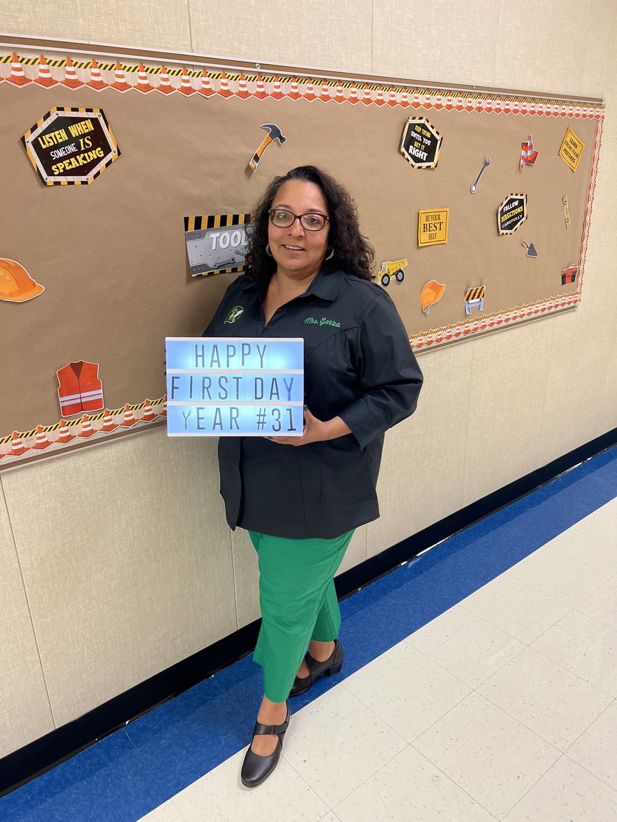 SenaeHarris's tweet photo. Happy 1st Day of School from our amazing leader! Year 31! @CISDDeZavala @ChannelviewISD #WeAreChannelview https://t.co/aZQo9ptGYS
