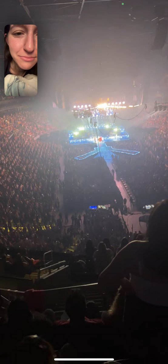 x0xliv's tweet photo. When @HeidiRush13 FaceTimes me from the @jonasbrothers concert during Black Keys into Jealous because she knows I love them and couldn’t be there tonight 🥺❤️ @nickjonas sounds top tier tonight as always. He’s such a king for stopping to help the person who needed it!! https://t.co/GGKaDWC5mi