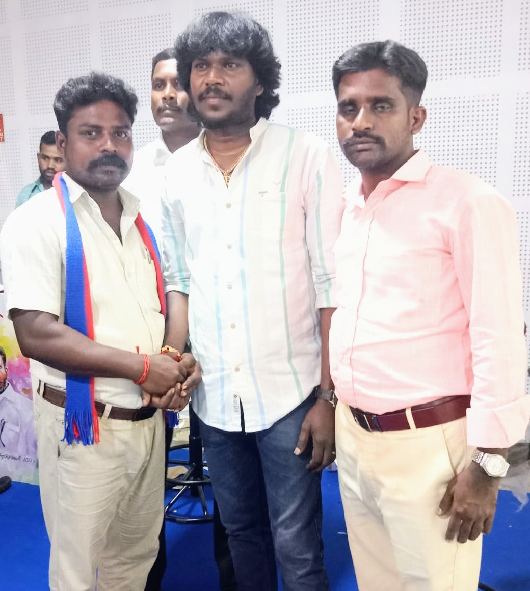 #கொடி_பறக்குது
பாடல் வெளியீட்டு நிகழ்வில்
பாடகர் திரு.இளையராஜா அவர்களை இயக்க தோழர்களுடன் சந்தித்தோம்