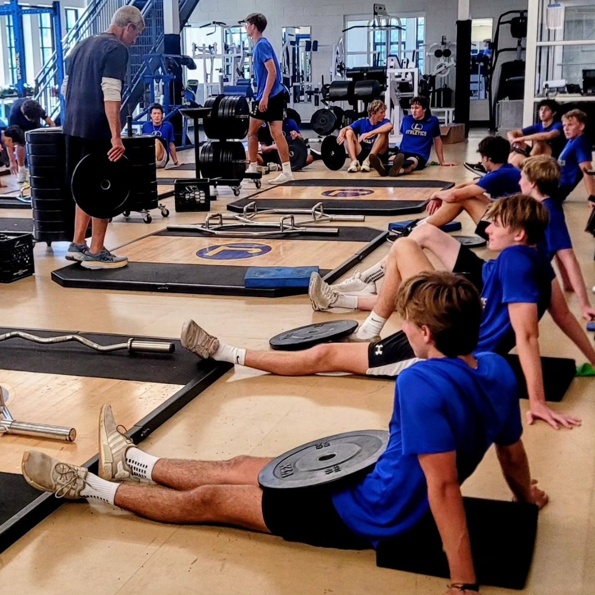 SoccerDons's tweet image. 📽➡️⚽️➡️🏃🏾‍♂️➡️🏋‍♂️➡️📈 =🔒
The Dons were locked in today in the classroom, on the field &amp;amp; in the weightroom! 🔵🟡⚽️ #sznloading⏳ #RDR #AMDG