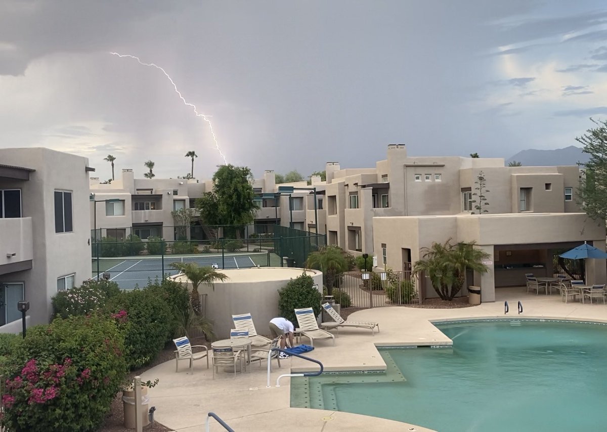savannahleeh's tweet photo. ⚡️🌩️ feat. my fiancé, the HOA’s hero #azwx Shea/101 looking north https://t.co/rQ8dSUR0fV