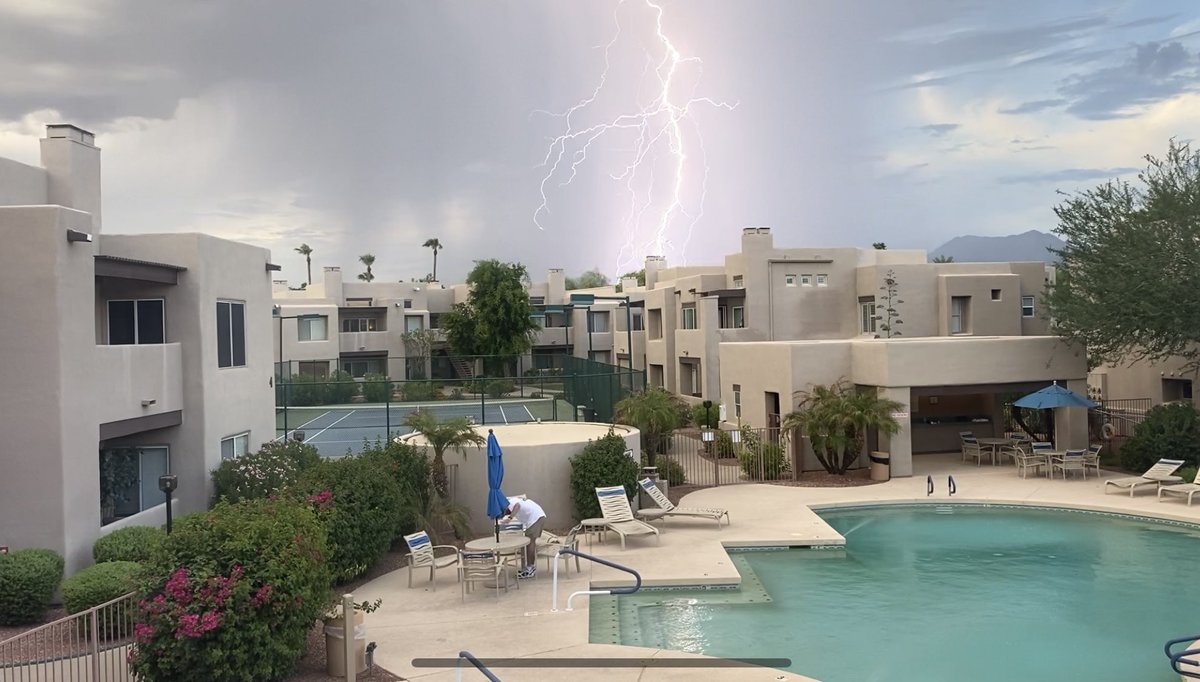 savannahleeh's tweet photo. ⚡️🌩️ feat. my fiancé, the HOA’s hero #azwx Shea/101 looking north https://t.co/rQ8dSUR0fV