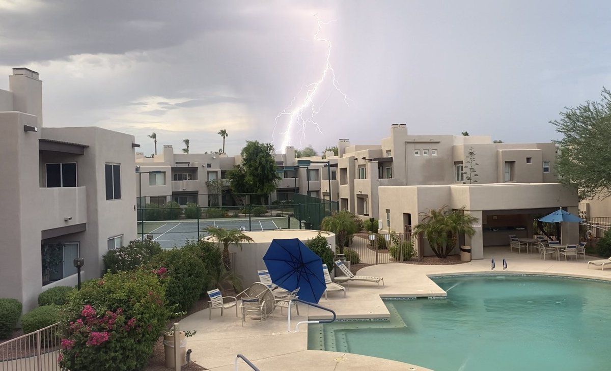 savannahleeh's tweet photo. ⚡️🌩️ feat. my fiancé, the HOA’s hero #azwx Shea/101 looking north https://t.co/rQ8dSUR0fV