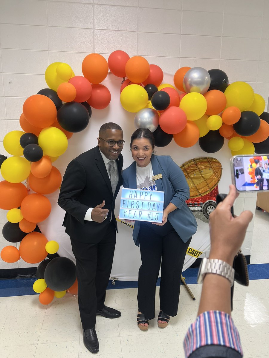 SenaeHarris's tweet photo. We are constructing young minds at @CISDDeZavala! @tchill_ @ChannelviewISD 
#WeAreChannelview https://t.co/fzFqNqWcTT