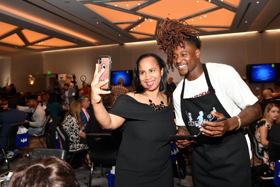 Sharpen up those selfie skills 🤳 You’ll need them to capture you and your favorite Seahawks at Dining to Make a Difference. Buy tickets ➡️ bit.ly/CliffDining ￼