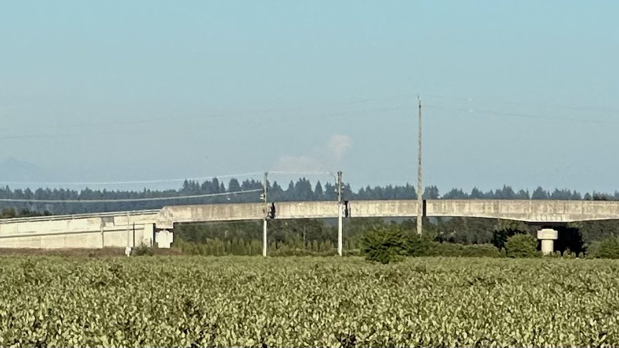 RyanVoutilainen's tweet image. Black smoke from a local fire &amp;amp; haze didn’t help but #pyrocumulus likely from the #CraterCreekWildfire easily visible from #DeltaBC as extreme #BCwildfire behaviour seen in the #BC interior today.

Thurs likely worse w/ gusty winds &amp;amp; dry lightning.

#BCstorm #BCdry #BCdrought