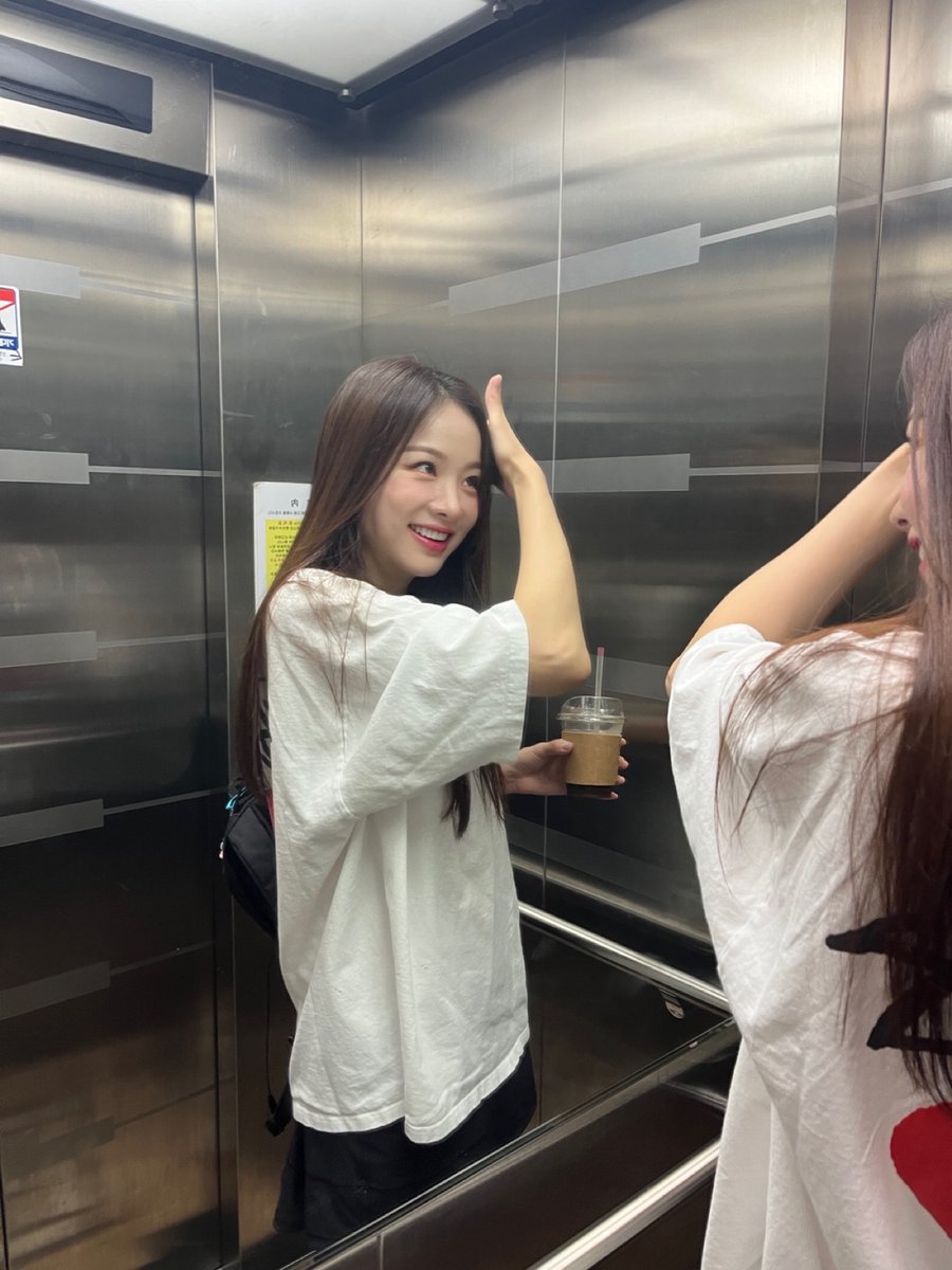 Solji__Official's tweet photo. 📸
거울은 좋겠다,,
웃는 솔지 매일 볼 수 있어서🥺💕

#솔지 #solji #솔지의순간 https://t.co/p5kL10p2Ei