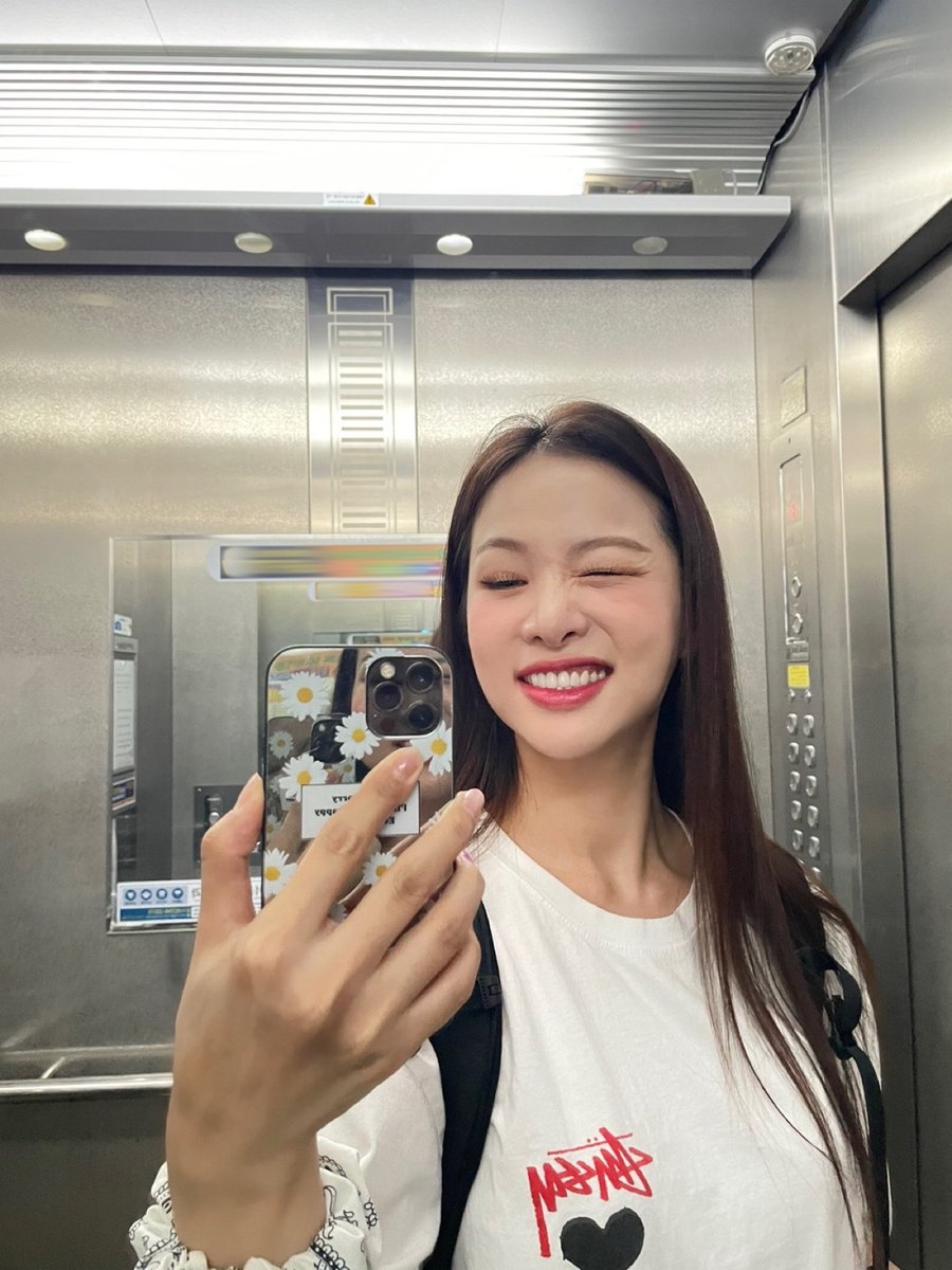 Solji__Official's tweet photo. 📸
거울은 좋겠다,,
웃는 솔지 매일 볼 수 있어서🥺💕

#솔지 #solji #솔지의순간 https://t.co/p5kL10p2Ei