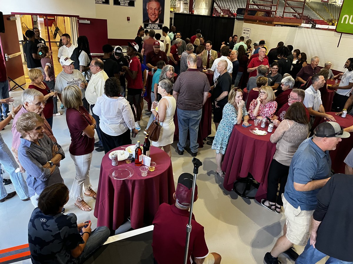 NMStateMBB's tweet photo. 𝑻𝒓𝒆𝒎𝒆𝒏𝒅𝒐𝒖𝒔 showing of support at tonight’s Back-To-School social hosted by the NMSU 6th Man Club 🏀

We are all excited about what the new school year and season will bring‼️

#AggieUp https://t.co/sadse1DEFQ