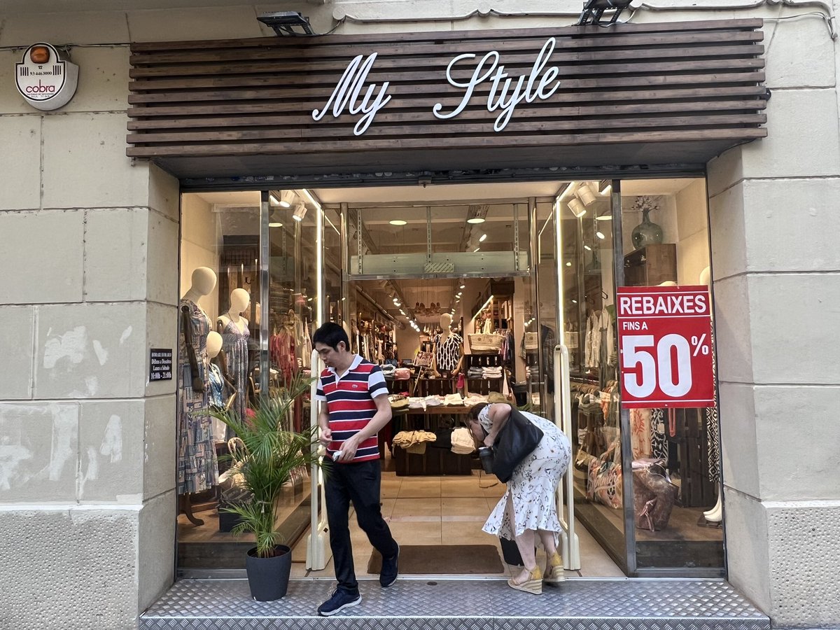 mericarles's tweet image. No compreu aquí. Vénen roba amb TARA i després de dos dies literals de posar-te-la. Es trenca. 
El tracte del “jefe” (el de la foto) ha estat de dolent cap amunt… Botiga My Style, av. Gaudi 81. 
On són les botigues de barri? 
@bcn_ajuntament @consumidores