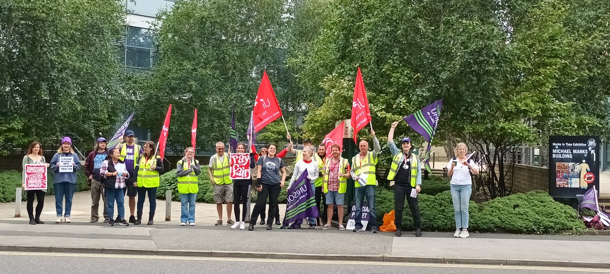 A mighty picket with @UoLUnison and Unite outside Clarendon Building to encourage our @UniversityLeeds colleagues to join the fight for #FairPayInHE! #WereWorthMore @UniteNEYH @UNISONinHE