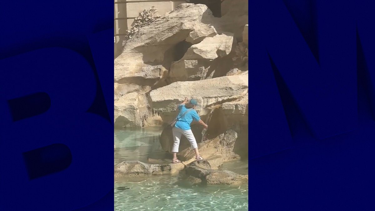 Italie: une touriste filmée alors qu'elle remplit sa bouteille... dans la fontaine de Trevi à Rome
l.bfmtv.com/7fU
