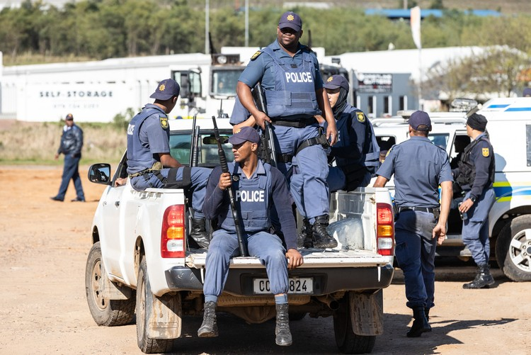 Swellendam protesters torch municipal offices, complaining about racism, neglect and high electricity prices groundup.org.za/article/swelle… @WCGovEADP 📰 @falithenjwaque 📸 @AshrafRSA