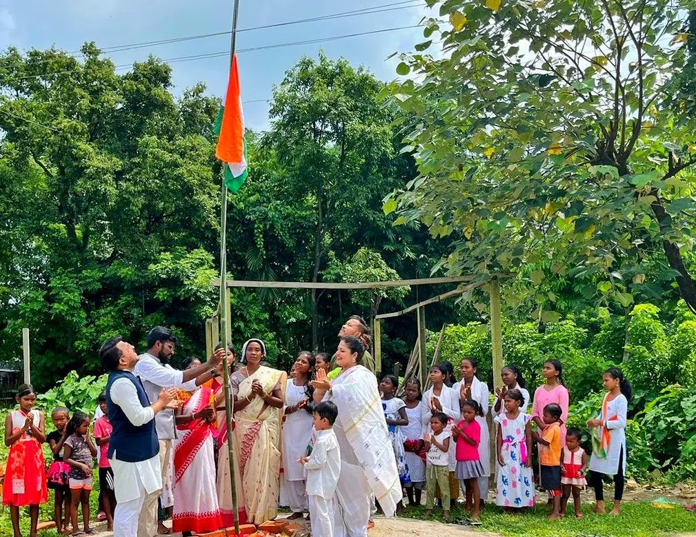 Shankhadeep_NBU's tweet photo. Celebrated #IndependenceDay2023 with our talented Rural Tea Garden students. Through Education and Skill Development, these students are gaining Social and Mental Independence - understanding the true meaning of Freedom. Jai Hind! 🇮🇳 #IndependenceDayIndia https://t.co/n0G0t56CZo