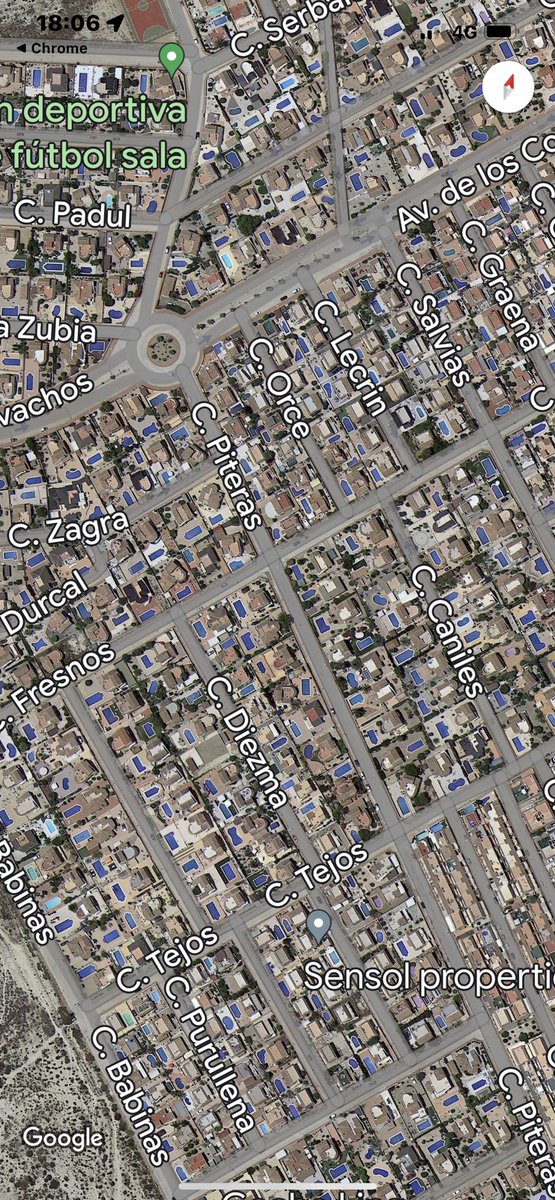 jaortegagarcia's tweet photo. ¿Conoces la Región de Murcia?  
Distopia de un 17 de agosto 

Foto google solo de un barrio en una de las zonas más áridas (puedes contar en la imagen 264 piscinas). ¿Cómo se llama la localidad? https://t.co/4LSZDqZLb8