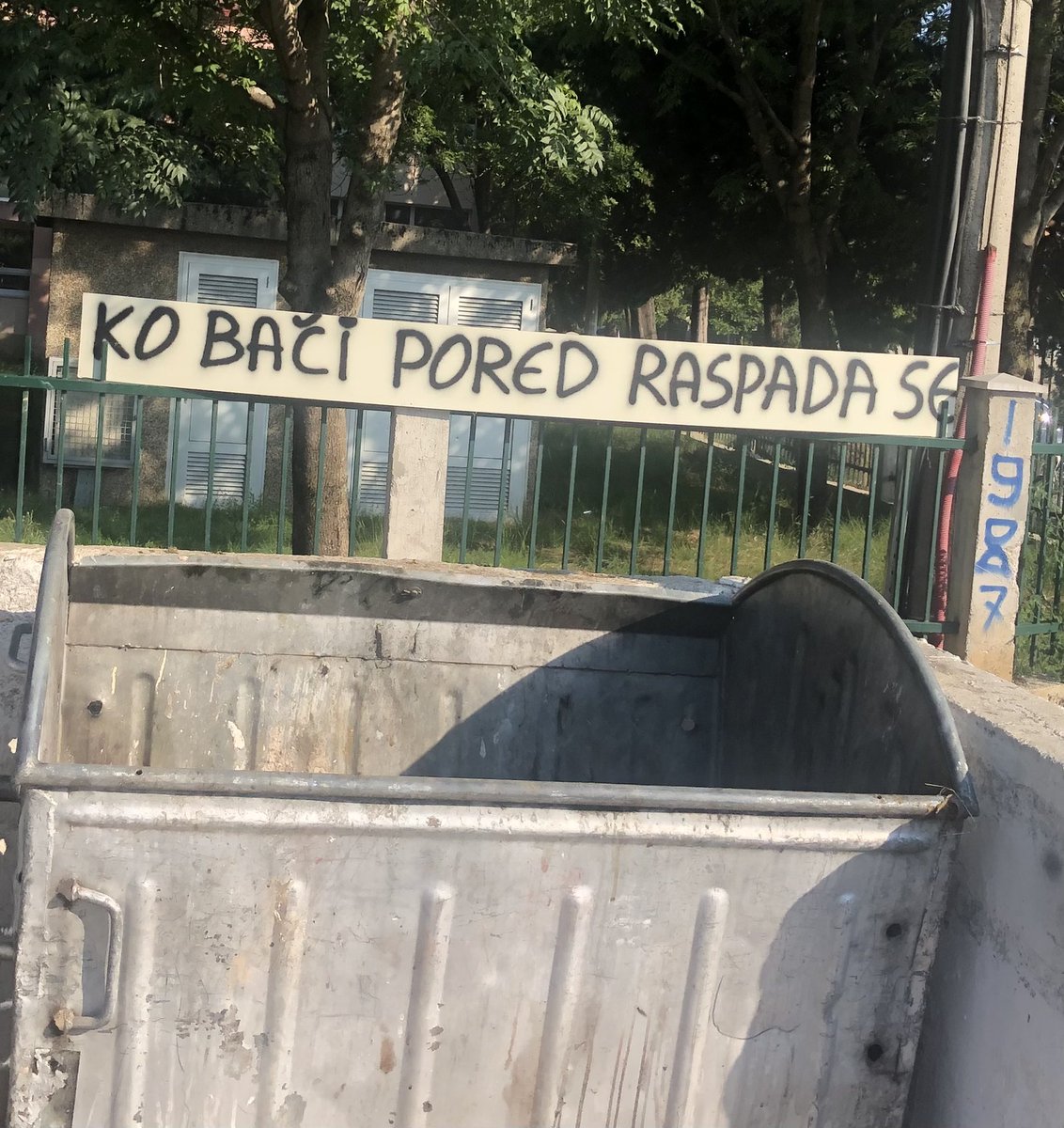 “Ko bači pored, raspada’ se!”

Obožavam ovaj naš “vaninstitucionalni pritisak” na nesavjesne građane.