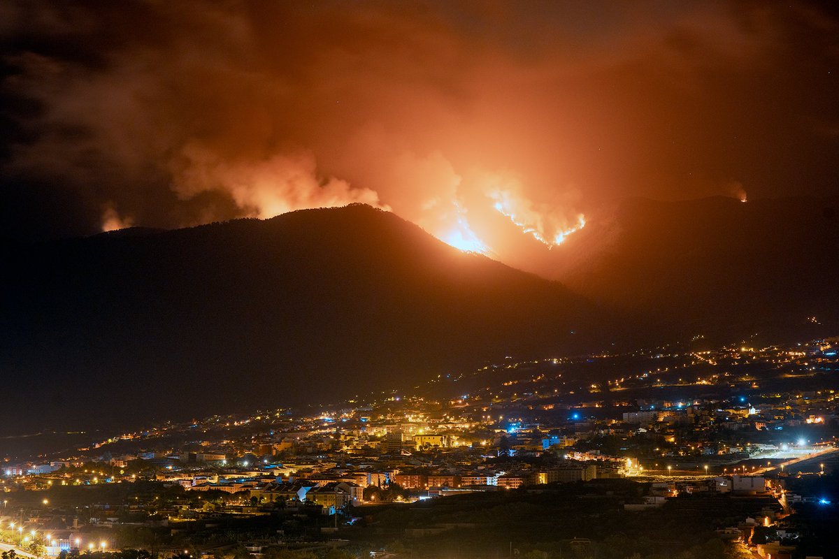Una noche dura al ver como el fuego entra en el valle de La Orotava. 

Mucho ánimo a todos 🙏🏻❤️
