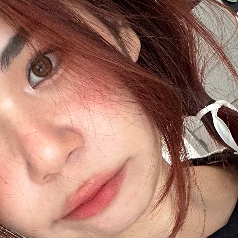 makeup strawberry 🍓 
ชอบมั่กเพราะหน้ามีกระอยู่แล้วแค่เปลี่ยนสีบลัช5555