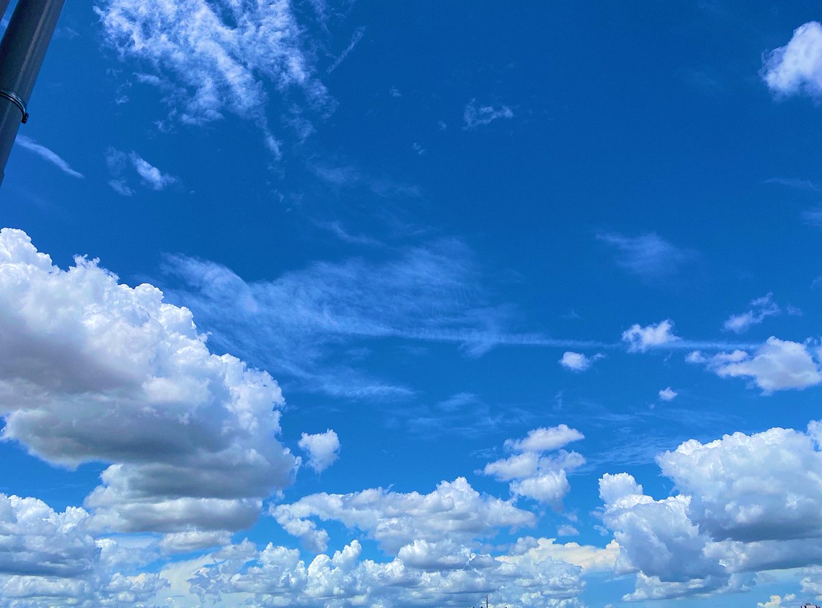 uru___1220's tweet photo. 夏の空に浮かぶ雲が1番好き☁️ https://t.co/zrrA9U2Mf4