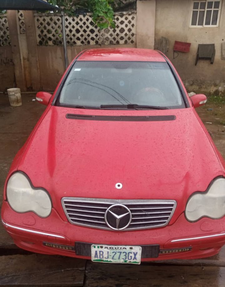 Sammyboy5717's tweet photo. Car coming back on a cheap make haste now.
Distress Mercedes Benz 230 for sale
Working untempered engine
Ac cooling
Gear transmission good
First body 
Price: 1.3m only 
Location Abuja
Call: 09031684384 https://t.co/SKeQLnpVd7