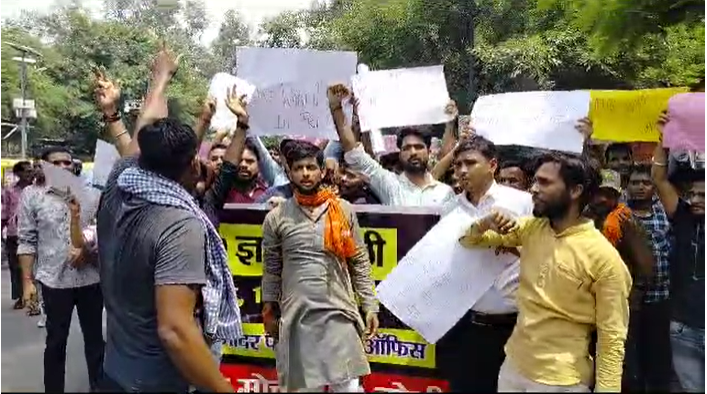 bstvlive's tweet photo. बरेली

➡️बीएड अभ्यर्थियों ने कलेक्ट्रेट पर किया प्रदर्शन 

➡️अध्यादेश को पारित किए जाने को लेकर दिया ज्ञापन

➡️कक्षा 1 से कक्षा 5 तक पुनः बहाल बिल का मामला

➡️प्रधनमंत्री संबोधित ज्ञापन सिटी मजिस्ट्रेट को सौंपा

➡️सैकड़ों की संख्या में छात्र-छात्राओं ने दिया ज्ञापन 

➡️दामोदर स्वरूप पार्क से कलेक्ट्रेट तक किया मार्च.

#Bareilly