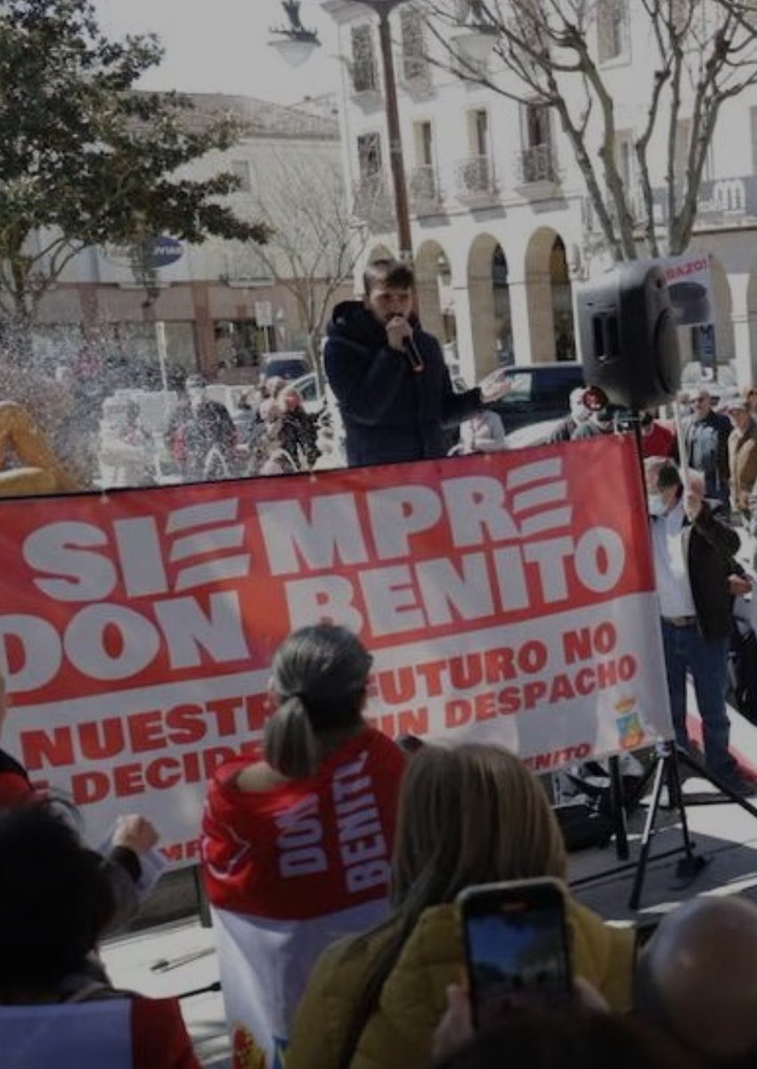 javisanluq's tweet photo. InfoVlogger (youtuber de extrema derecha) me dedicó un video en el que decía que no tenía nada que ver con Siempre Don Benito ¿Por qué trata de desvincularse de un partido que le debe tanto? ¿Por qué el partido lo alejó del foco tras la manifestación inicial? Dentro hilo 👇🏽 https://t.co/TEhsv8LHNP