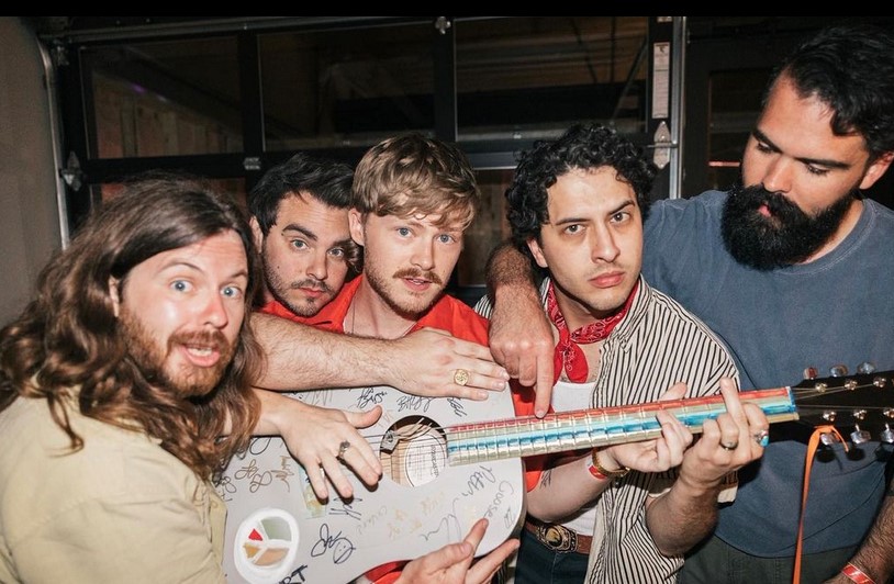mp3hugger's tweet photo. Big impressive indie rock productions ahoy from @carvercommodore  

https://t.co/Myeu8lPRqE

#carvercommodore #indierock #wowsers https://t.co/k1kyrmMADD
