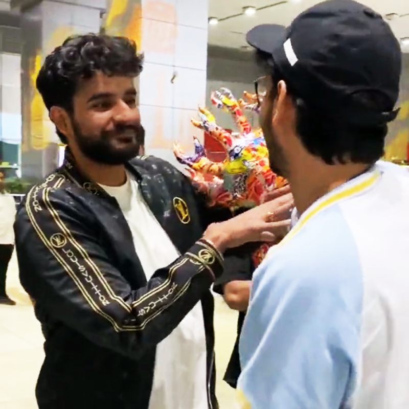 BollySpy's tweet photo. #AbhishekMalhan graciously hands over the trophy to his brother #NishchayMalhan and utters, "This trophy is yours, you're the lion.

Having a brother like #TriggeredInsaan is a blessing; everyone should be fortunate enough to have a sibling like him." 🙌👬💙 https://t.co/H8M4MEcySN