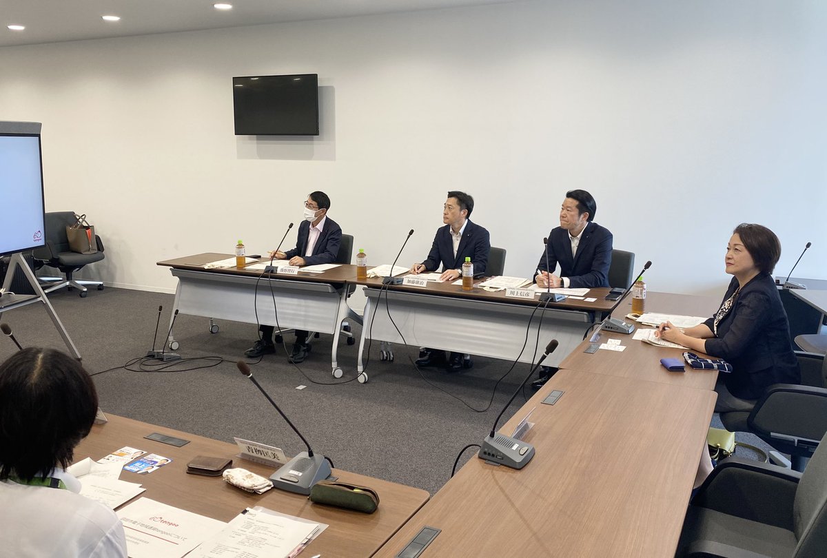 shimizu_junko's tweet photo. ８月17日
公明党長野県議団でテーマを決めた先進事例の視察に伺っています。
本日は…群馬県沼田市の地域通貨『ten goo（テングー）』の取組と課題について、ゆっくり90分間の懇談時間を頂きました。市民の3分の1が登録し、540を超える店舗で使える。何より、高齢者にも優しい電子版とカード💳での導入 https://t.co/ZGJTX6cdAm