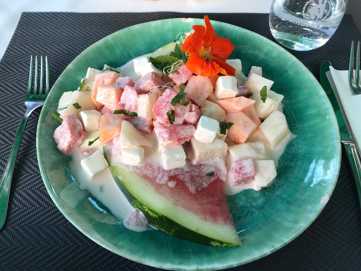 LotteVom's tweet photo. Meine Vorspeise von gestern, werde ich nächstens zu Hause zubereiten: #Melonen #Feta Salat mit #Minze. Sehr erfrischend bei diesen #Temperaturen. https://t.co/M9b7soBPTt
