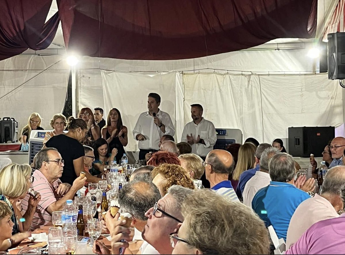 Después de más de 10 años realizando nuestra caseta en la misma ubicación, este año el nuevo equipo de gobierno formado por Vox y PP decidieron en un ataque más a l@s socialistas Maracener@s cambiarnos de lugar. La respuesta podéis verla en las siguientes fotos, aforo completo.