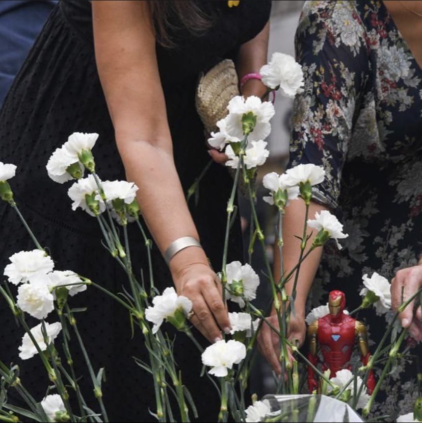 Avui torna a ser 17 d'agost, avui torna a ser l'hora de recordar les víctimes i estar al costat de les seves famílies i avui -sobretot- torna a tocar exigir explicacions d'uns atemptats dels quals no podem passar full. Per dignitat democràtica.