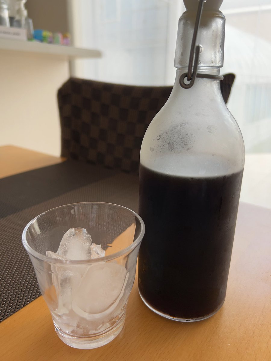 hiro_kinako's tweet photo. ひと仕事終えた。すっごく喉が渇いた。
さて、冷蔵庫に入ってたコレ、アイスコーヒーだと思うんだけど、まさか麺つゆじゃないよね？ https://t.co/2mSXgIUbvy