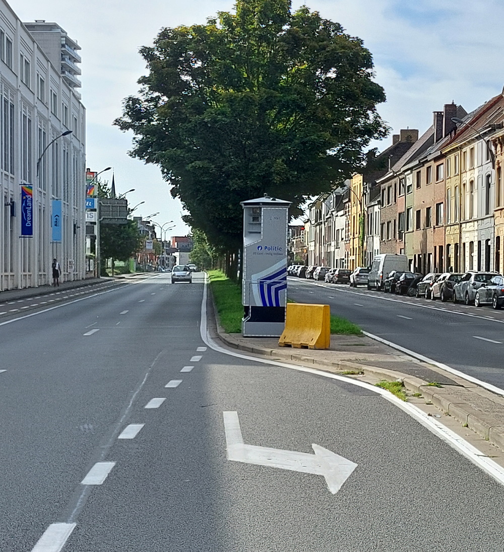GentseFlikken's tweet image. Onze superflitspaal staat momenteel opgesteld in de Rooigemlaan. Wie er niet berooid wil van af komen houdt zich maar beter aan de snelheidslimiet van 50km/u. #altijdnabij #goforzero