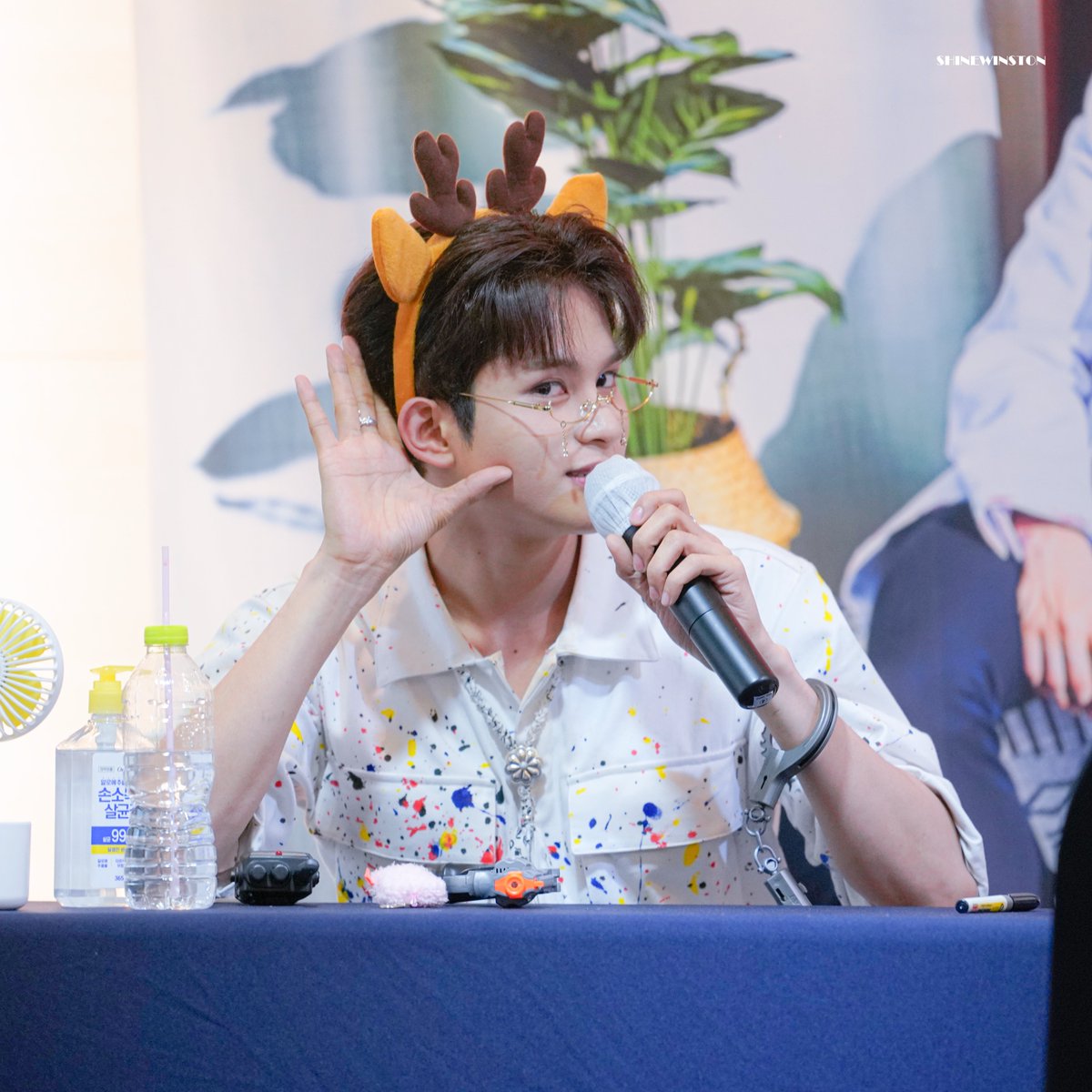 shine_winston's tweet photo. 230812 파워스테이션 팬사인회  

윈스턴은 사슴일까요?🦌 여우일까요?🦊

#샤인윈스턴 #shinewinston #HORI7ON #HORI7ON_WINSTON https://t.co/8jPpKQmOTa