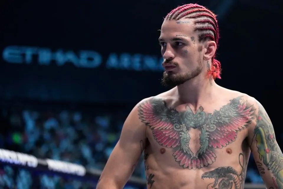 🦄 Coraz bardziej jestem przekonany, że to się może zdarzyć. #SugaShow mistrzem na #UFC292. 
#ufc #mma #ciosprosty #sugaera