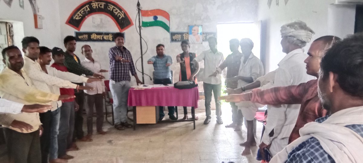 JamunaNinama's tweet photo. 16/8/2023 ग्राम पंचायत Garad ब्लॉक सैलाना जि. रतलाम सरपंच GRS or PESA मोबलाइजर ke द्वारा ग्राम वासियों पेंशन ekyc, संबल कार्ड आयुष्मान शासन की सभी योजनाओं के बारे मे जानकारी दी पैसा  एक्ट के समितियों के बारे में चर्चा की https://t.co/9TVq6TFfiJ